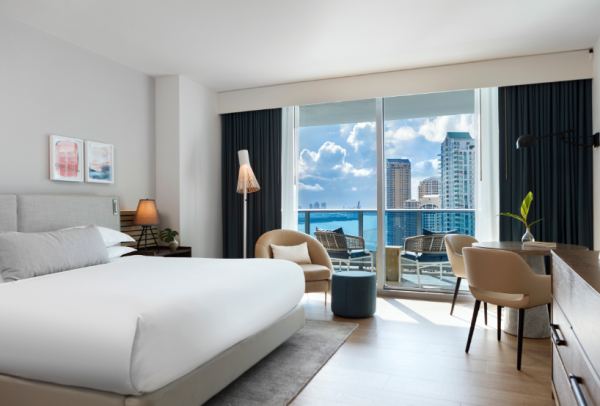 Kamar dengan balkon pribadi dan pemandangan kota yang indah